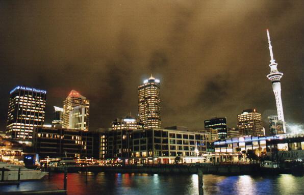 Non pohled na Auckalnd, hlavn msto Novho Zlandu. Downtown je focen z mola v pstavu a fotce dominuje Sky Tower, jeden z hlavnch rys Auckalndu